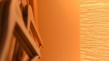 Una habitación con puerta de madera y pared con textura.