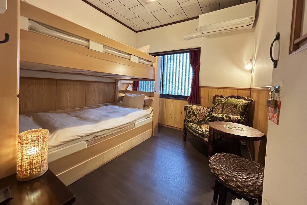Camera Standard (Shared bathroom/toilet,Check-in 5-9PM) | Una scrivania, tende oscuranti, Wi-Fi gratuito, lenzuola