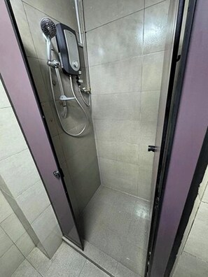 Shower, hair dryer, towels - Checkers Backpackers (Singapore)