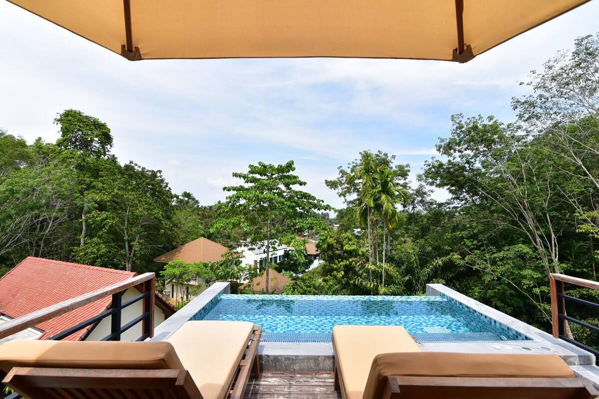 Private Horizon Pool Villa | Seprai antialergi, minibar, brankas, dan meja kerja