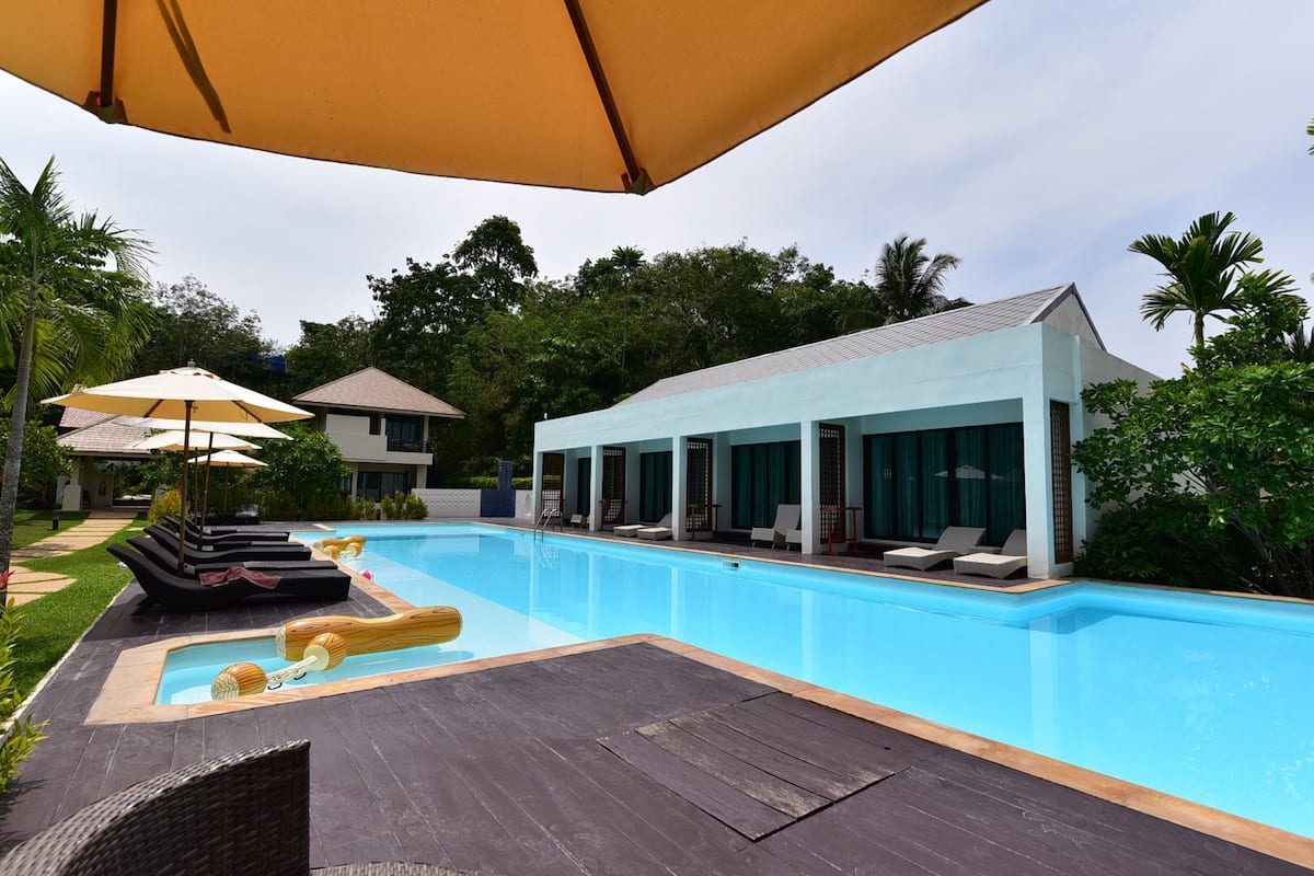 Pool Access | Seprai antialergi, minibar, brankas, dan meja kerja