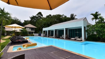 Pool Access | Hypo-allergenic bedding, minibar, in-room safe, desk