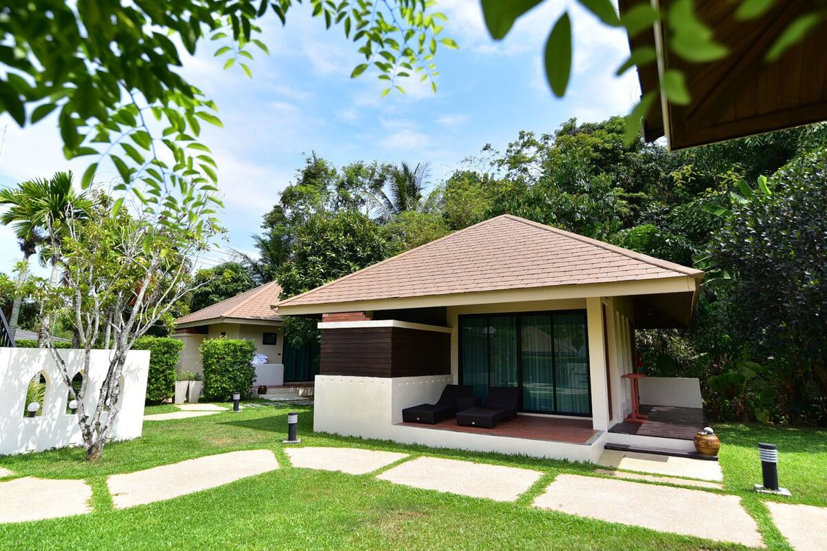 Pool View Villa | Seprai antialergi, minibar, brankas, dan meja kerja