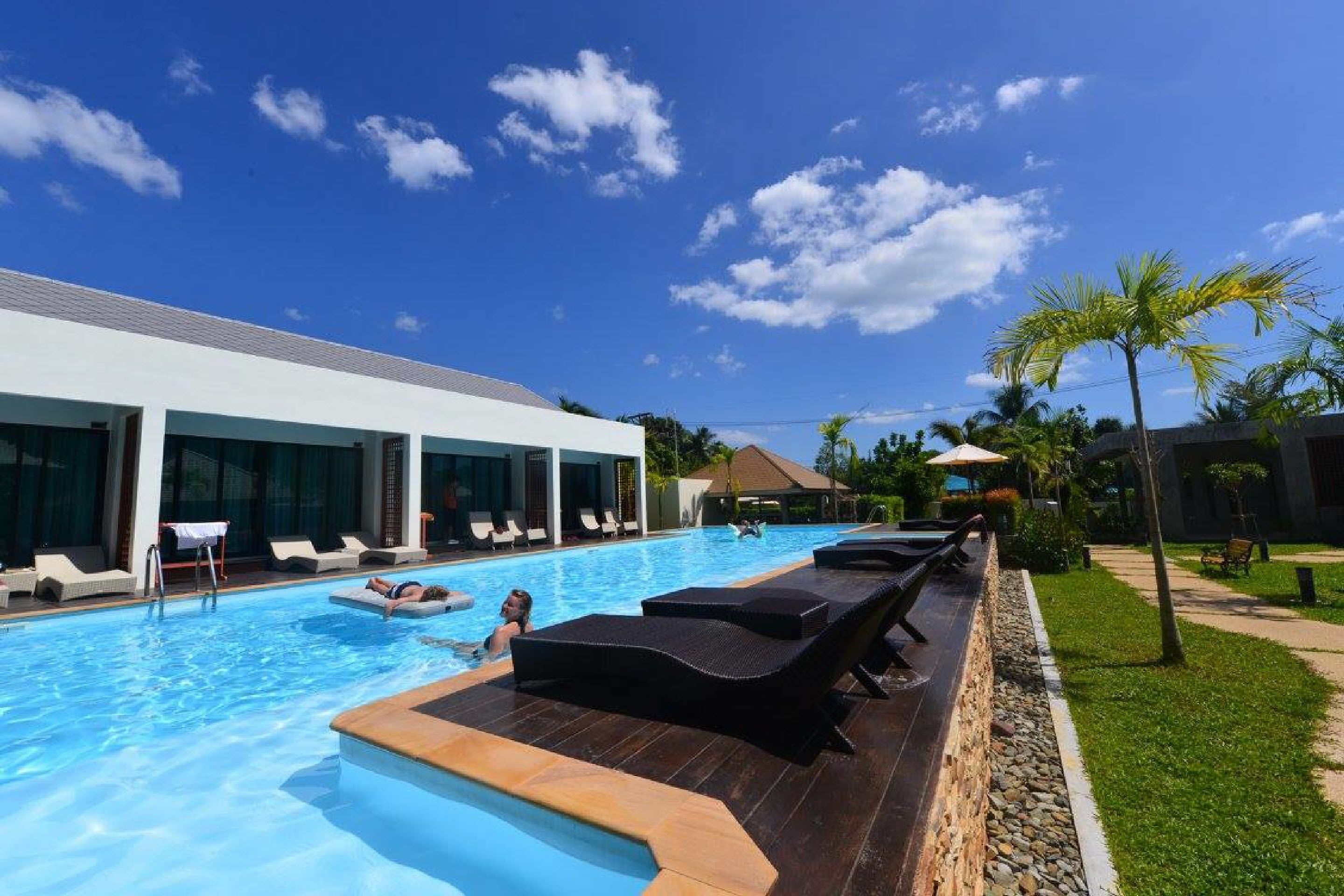 Una piscina al aire libre