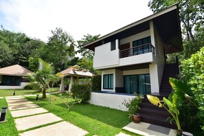 Roba de llit hipoal·lergògena, minibar i caixa forta a l'habitació 