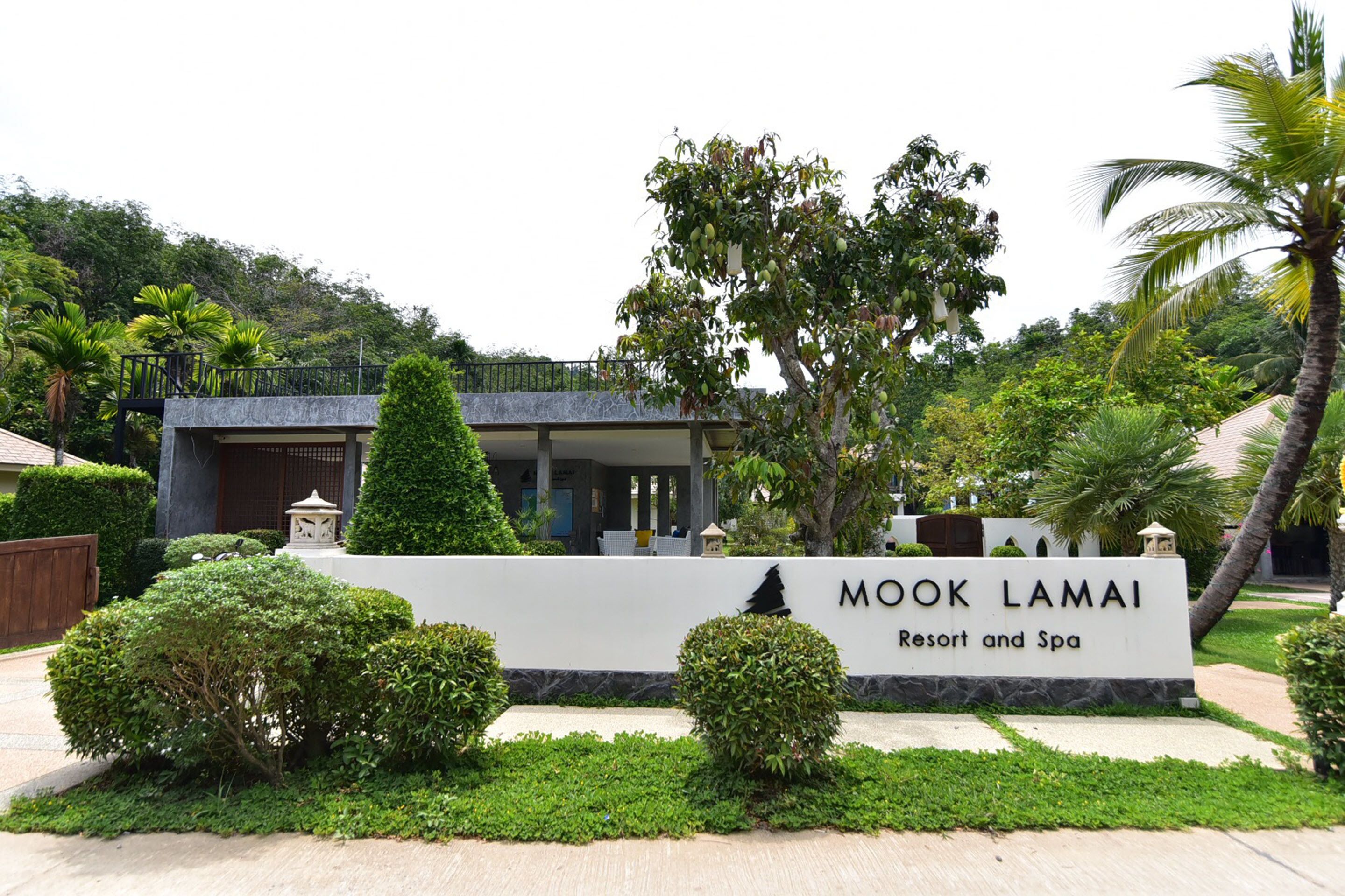 Segnale per Mook Lamai Resort and Spa, circondato da vegetazione curata e una struttura moderna.