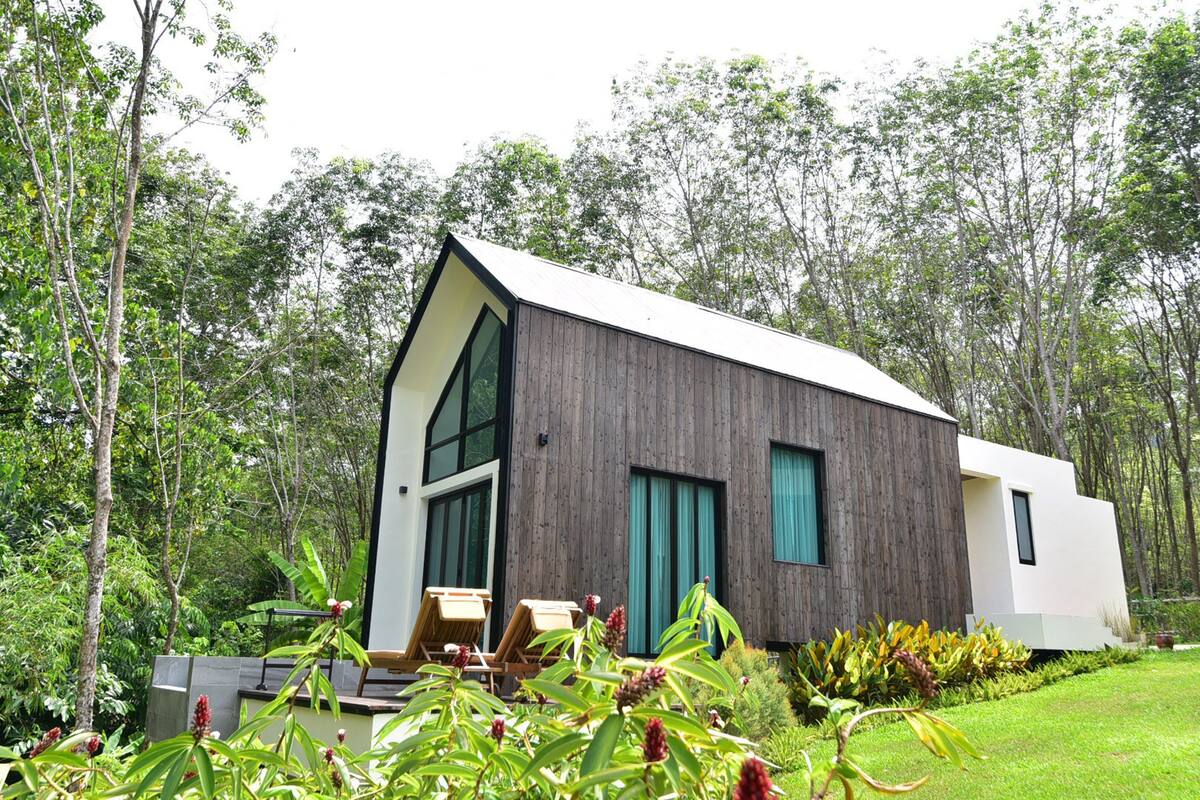 Private Pool Grand Villa | Seprai antialergi, minibar, brankas, dan meja kerja
