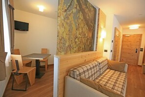 Suite Junior | Area soggiorno | TV a schermo piatto