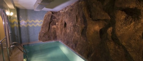 Pool med vattenfall