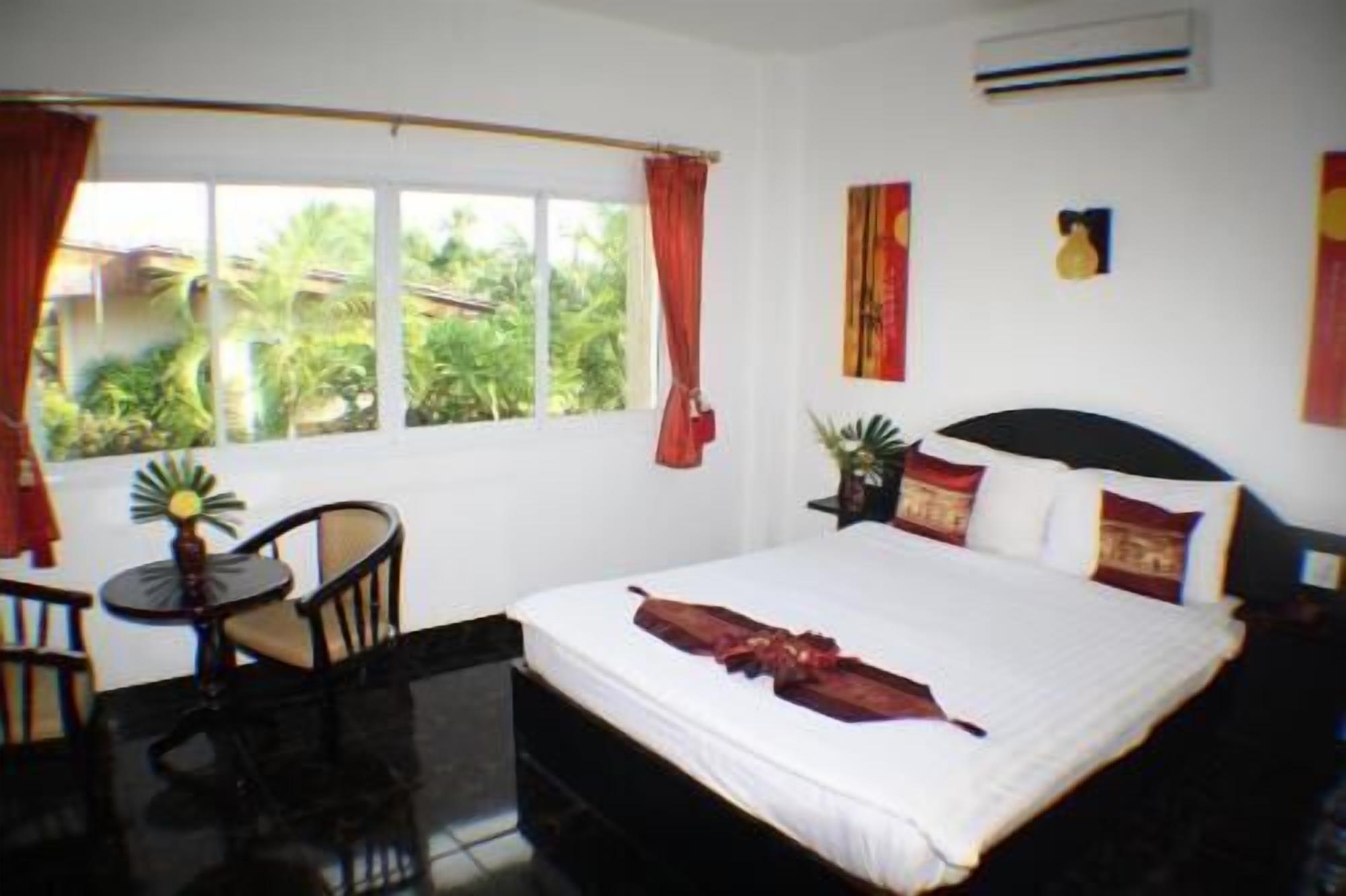 Minibar, brankas, dan didekorasi berbeda-beda