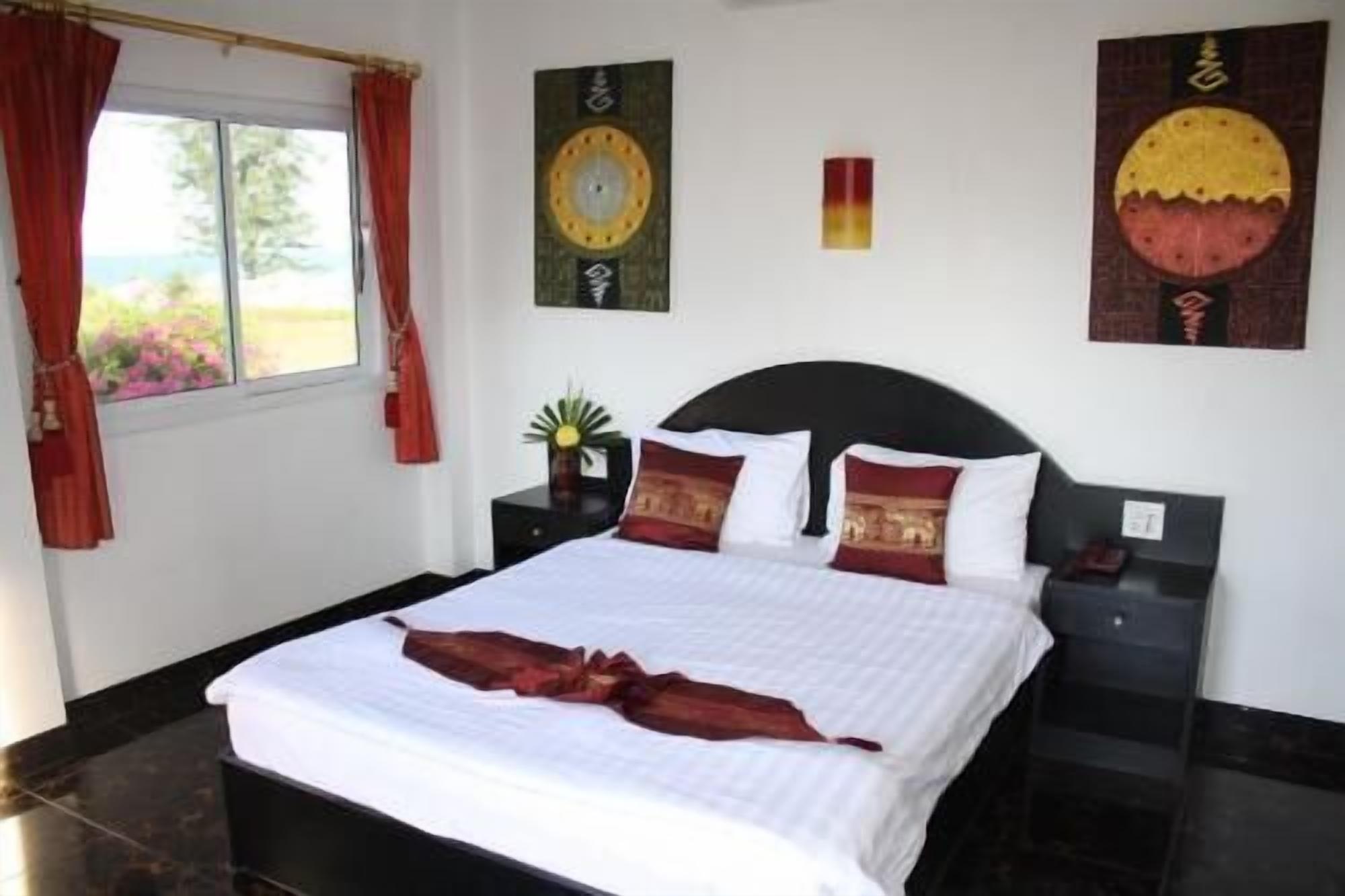 Minibar, brankas, dan didekorasi berbeda-beda