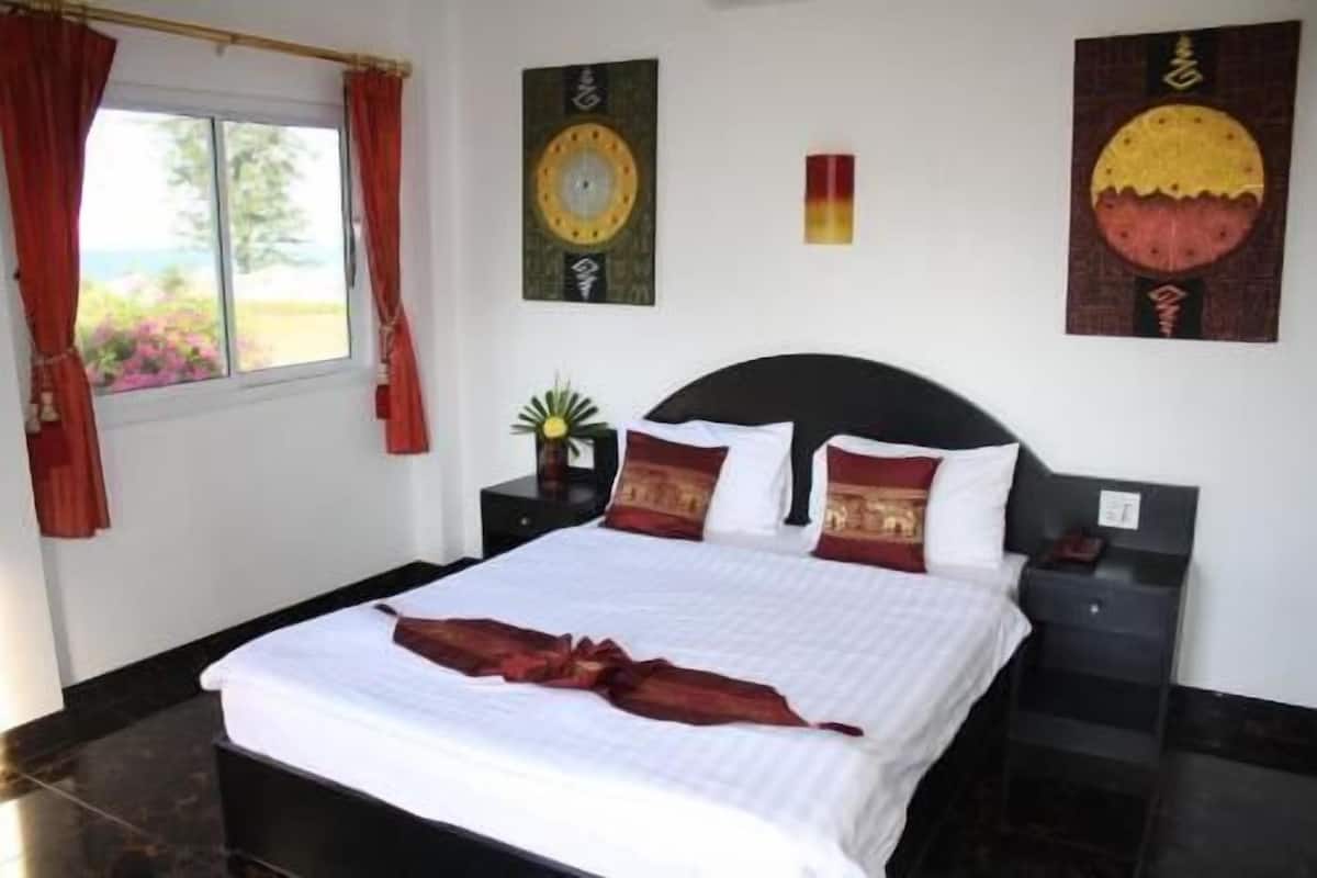 Minibar, brankas, dan didekorasi berbeda-beda