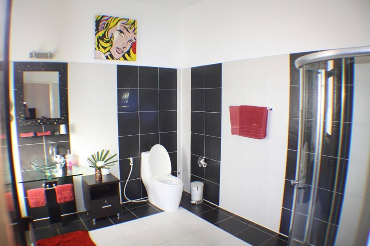 double room | bathroom | shower, rainfall showerhead, free toiletries, hair dryer