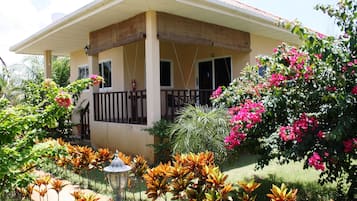 Comfort Bungalow Beachside | Minibar, coffres-forts dans les chambres, rideaux occultants
