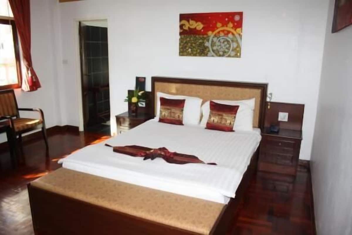 Minibar, brankas, dan didekorasi berbeda-beda