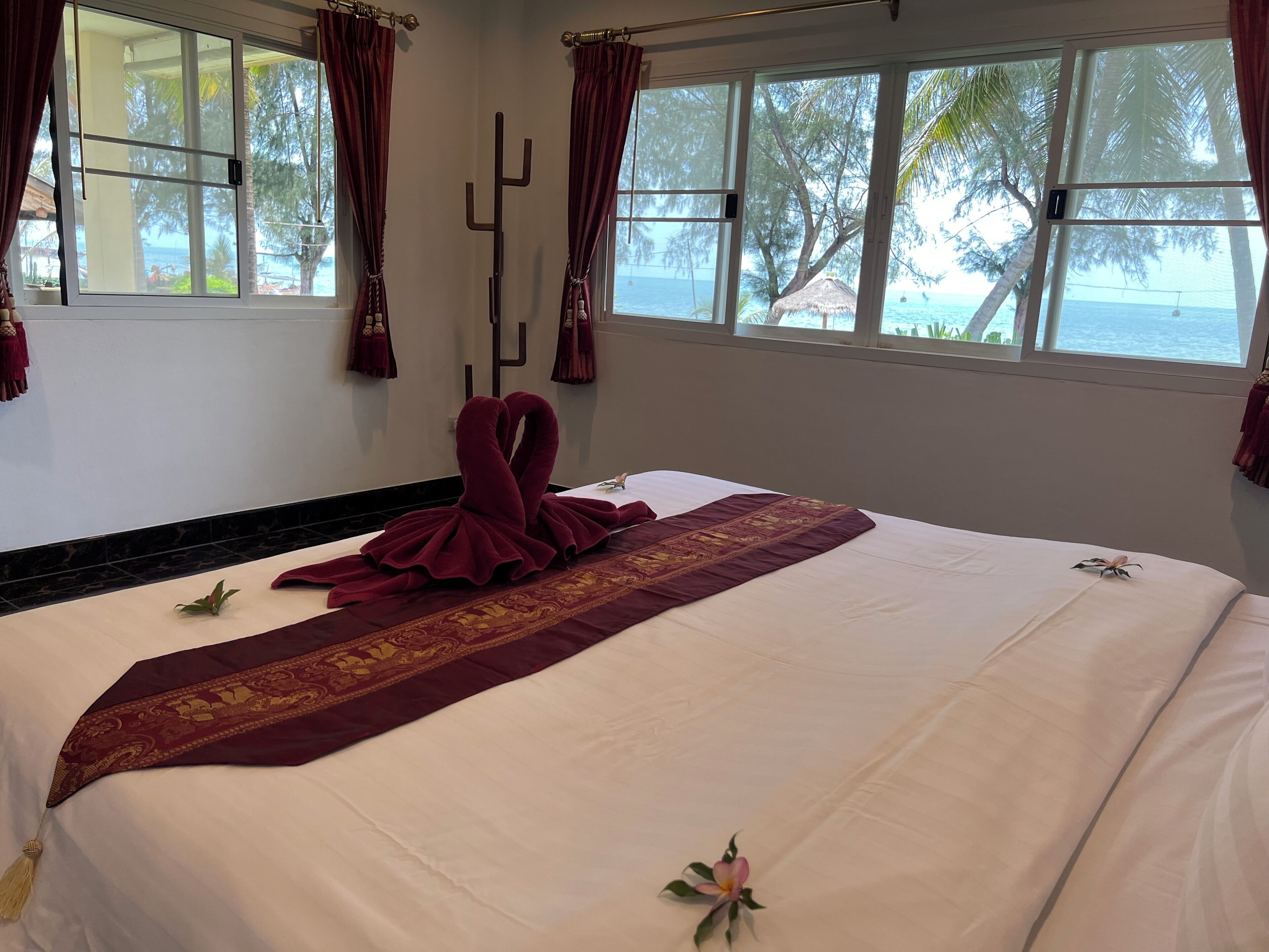 Comfort Bungalow Beachfront | Minibar, in-room safe, individually decorated, individually furnished