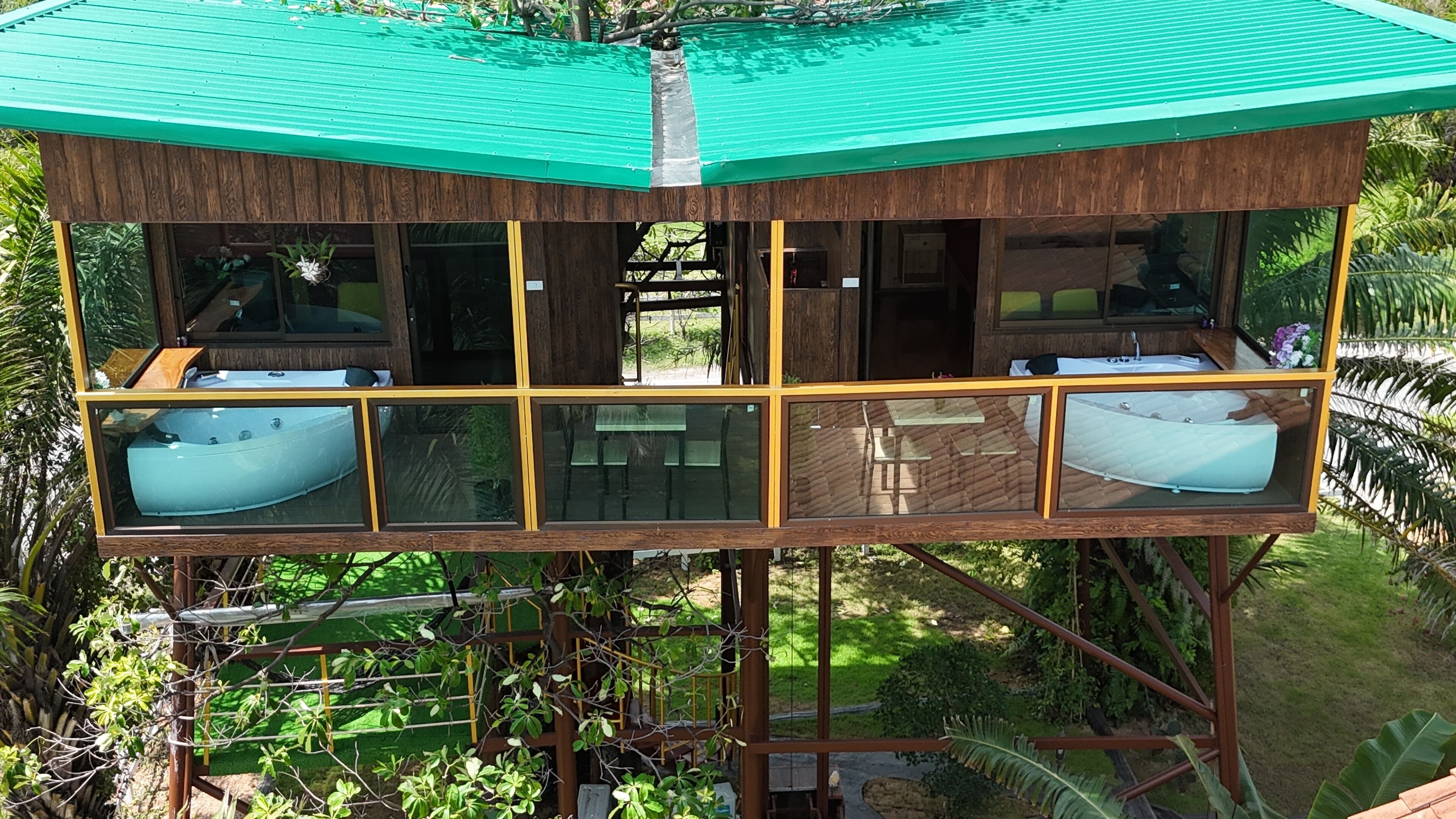 Casa na árvore panorâmico | Frigobar, cofres nos quartos, individualmente decorados
