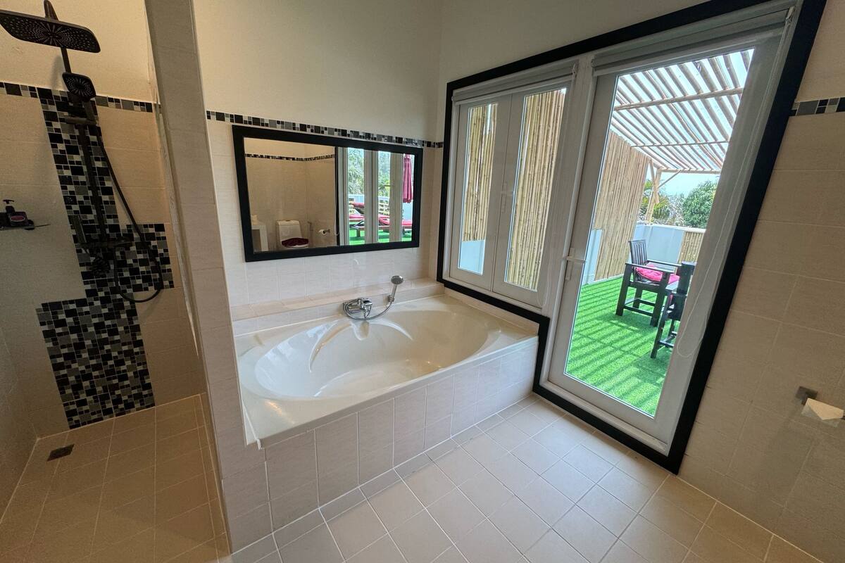 seaview apartment | bathroom | shower, rainfall showerhead, free toiletries, hair dryer