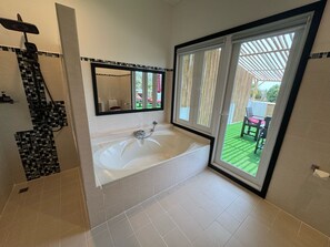 Seaview Apartment | Banheiro | Chuveiro, chuveiro com efeito de chuva, produtos de toalete grátis 