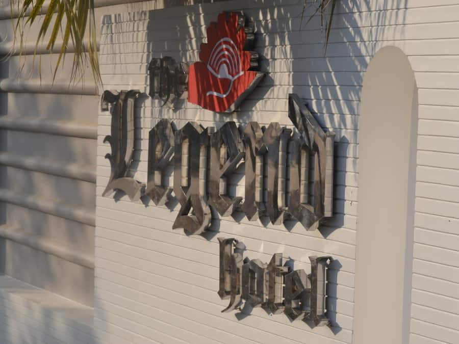 Een gevelbord met de naam 'Legend Hotel'.
