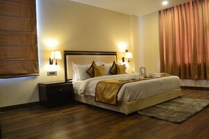 Premier Double Room, 1 Queen Bed, Non Smoking, City View | Premium bedding, minibar, in-room safe, desk