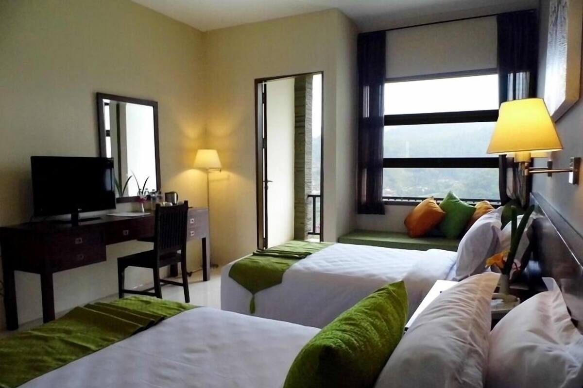 Deluxe Room | Desk, free WiFi