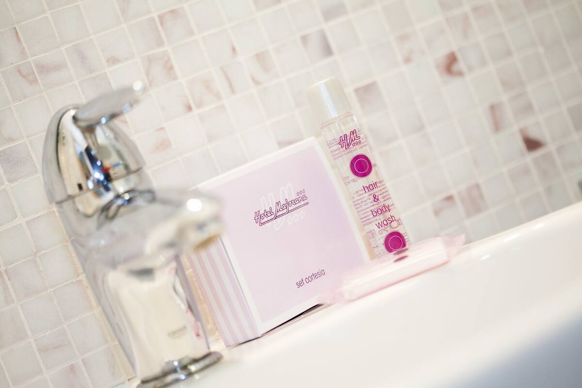 single room | bathroom amenities | shower, hair dryer, slippers, bidet