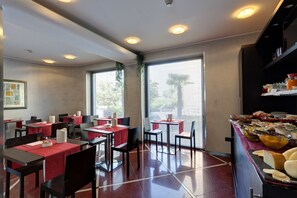 매일 뷔페 무료 아침 식사 포함