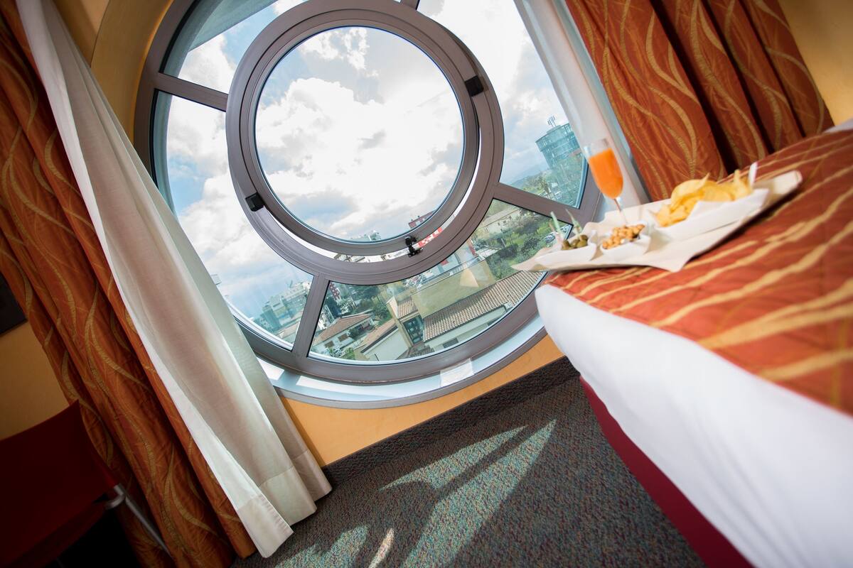 single room | minibar, in-room safe, desk, blackout curtains