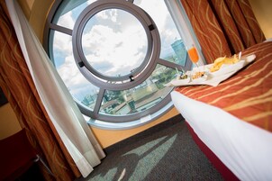 Minibar, caja de seguridad en la habitación y escritorio 