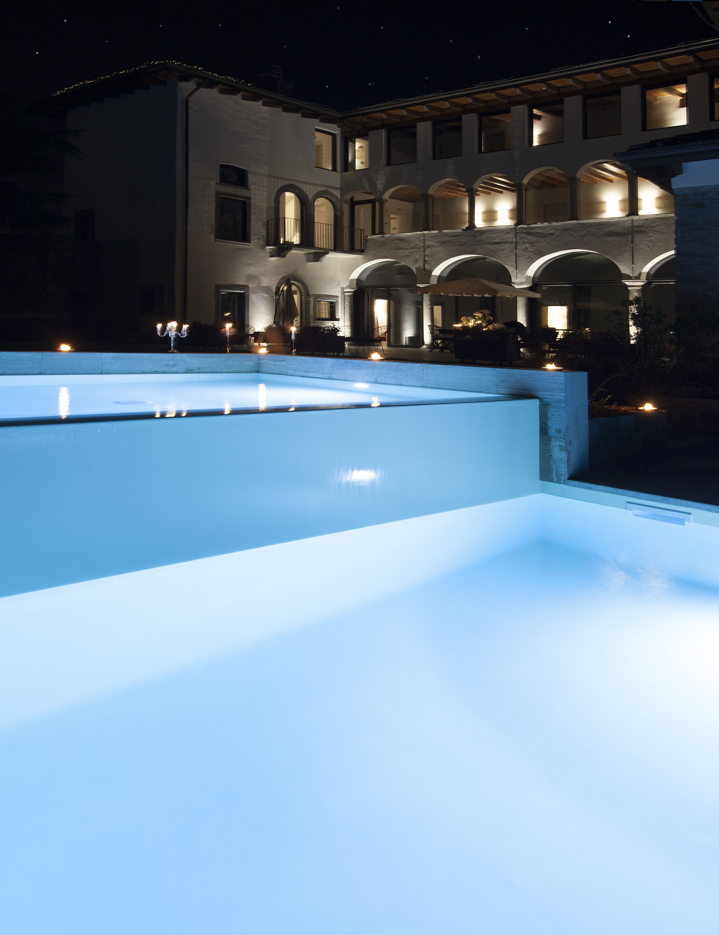 Außenpool (je nach Saison geöffnet), Sonnenschirme, Liegestühle