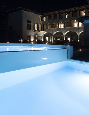 Seasonal outdoor pool, pool umbrellas, sun loungers