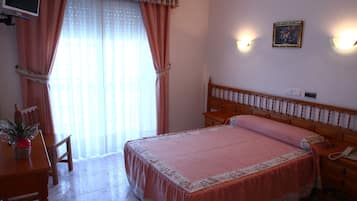 Desk, free cots/infant beds, rollaway beds