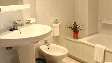 Habitación con 2 camas individuales | Baño | Bañera, artículos de higiene personal gratuitos y secador de pelo
