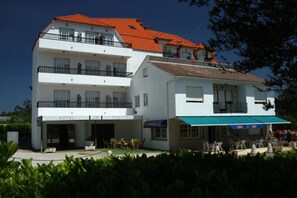 A two-story building with a cafe and bar on the ground floor, a hotel on the first floor, and a restaurant on the second floor. - Hotel JR (Sanxenxo)