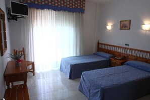 Bureau, lits bébé (gratuits), lits pliants/supplémentaires