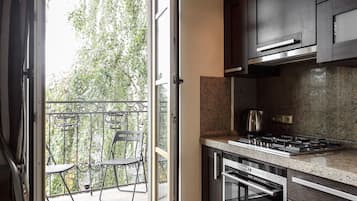 Departamento Premium | Cocina privada | Refrigerador, microondas, parrilla de estufa y tetera eléctrica