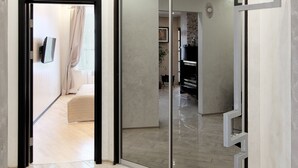 Luksusleilighet, 2 soverom (46, Prospekt Nezavisimosti) | Oppholdsområde | LED-TV