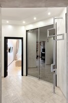 Luxury Apartment, 2 Bedrooms (46, Prospekt Nezavisimosti) | Living area | LED TV