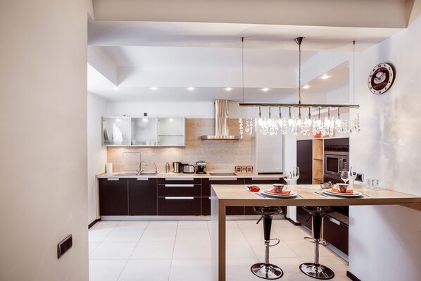 Luxe appartement, 1 slaapkamer (1, Romanovskaya Sloboda Str.) | Dineren op de kamer