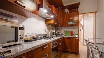 Departamento, 2 habitaciones (39, Prospekt Nezavisimosti) | Cocina privada | Refrigerador, microondas, parrilla de estufa y tetera eléctrica