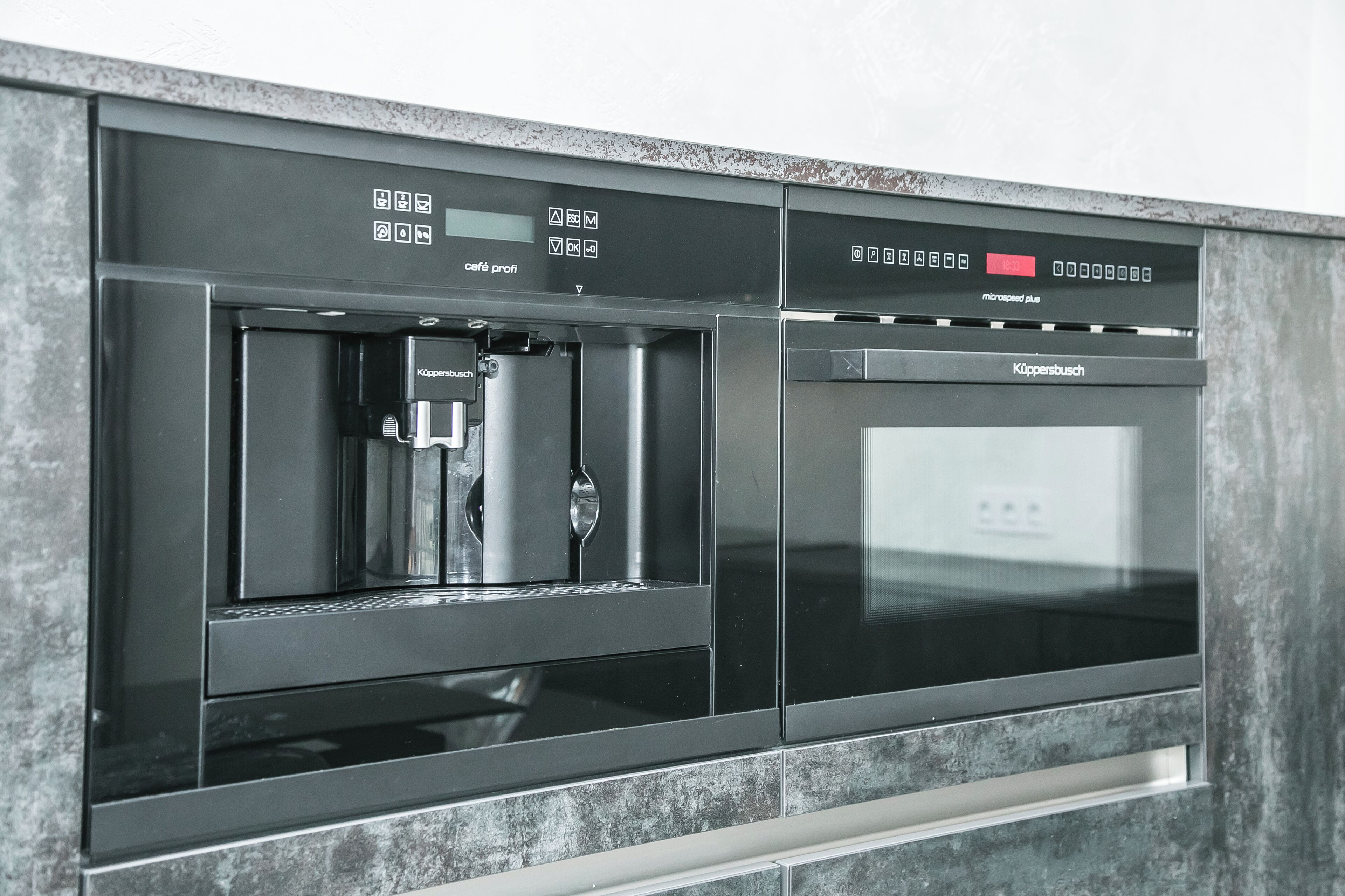 Una cocina equipada con cafetera y microondas.