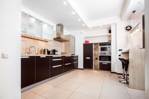 Luxe appartement, 1 slaapkamer (1, Romanovskaya Sloboda Str.) | Luxe beddengoed, een strijkplank/strijkijzer, gratis wifi, beddengoed