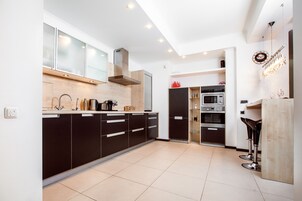 Luxury-Apartment, 1 Schlafzimmer (1, Romanovskaya Sloboda Str.) | Hochwertige Bettwaren, Bügeleisen/Bügelbrett, kostenloses WLAN