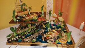A buffet with various dishes and garnishes. - Hotel & Restaurant Kuhfelder Hof (Kuhfelde)