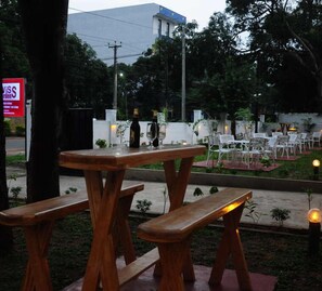 Breakfast, lunch, dinner served; local and international cuisine
