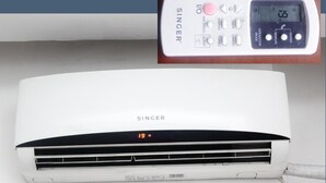 Un equipo de aire acondicionado blanco con pantalla digital y panel de control.