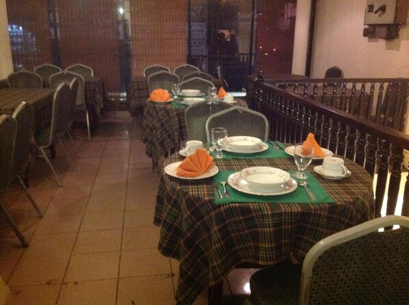 S'hi serveixen esmorzars, dinars, sopars i plats de cuina internacional