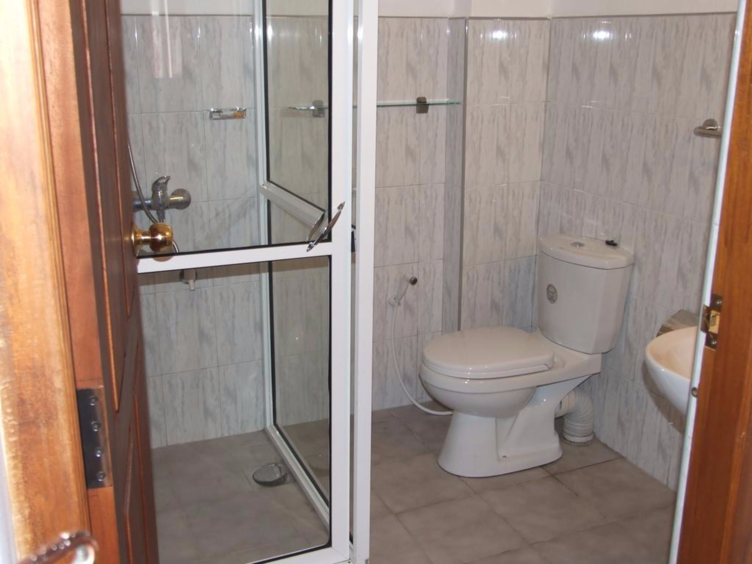 Dusche, kostenlose Toilettenartikel, Haartrockner, Bidet