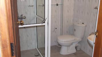 Dusche, kostenlose Toilettenartikel, Haartrockner, Bidet